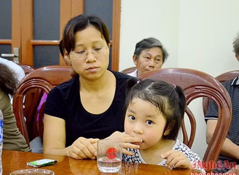 Vợ và con đại tá phi công Trần Quang Khải. Ảnh: Báo Nghệ An.