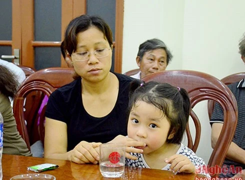 Vợ và con đại tá phi công Trần Quang Khải. Ảnh: Báo Nghệ An.