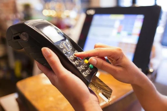 Chủ thẻ Woori Bank phát hành tại VN có thể giao dịch thanh toán trên gần 17.200 máy ATM và 230.000 máy POS thuộc hệ thống của NAPAS