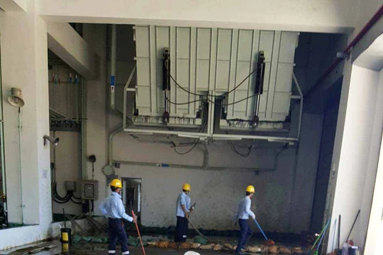 Nhân viên công ty Formosa đang vệ sinh khu vực tập kết chất thải công nghiệp