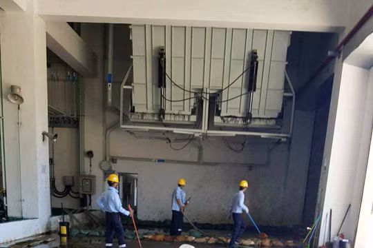 Nhân viên công ty Formosa đang vệ sinh khu vực tập kết chất thải công nghiệp