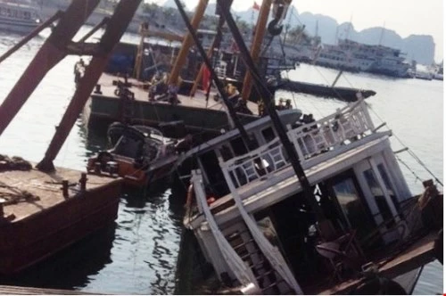 Hạ Long: Tàu du lịch trên vịnh đắm lúc nửa đêm