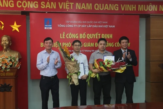 Ông Nguyễn Mạnh Tiến và Trần Minh Tuấn trong lễ nhậm chức Phó Tổng GĐ