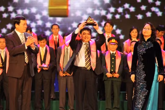 Ông Phan Đình Phong - Tổng Giám đốc Vinaconex-PVC đại diện cho PVV nhận giải Sao Vàng Đất Việt 2011