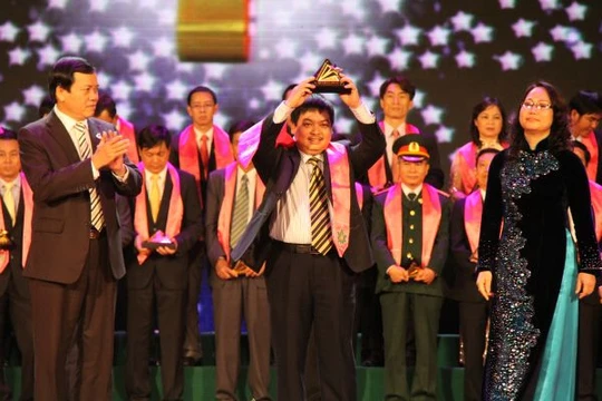 Ông Phan Đình Phong - Tổng Giám đốc Vinaconex-PVC đại diện cho PVV nhận giải Sao Vàng Đất Việt 2011