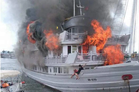 Tàu du lịch cháy dữ dội, nhiều người nhảy xuống biển Hạ Long