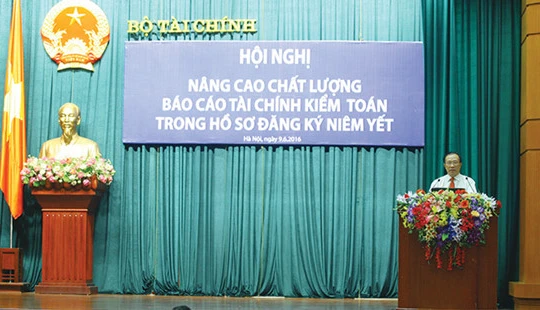 Nhặt sạn báo cáo tài chính trong hồ sơ lên sàn