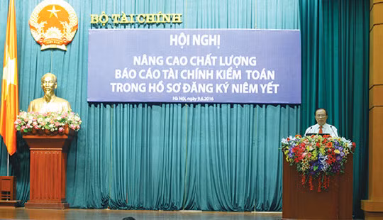 Nhặt sạn báo cáo tài chính trong hồ sơ lên sàn