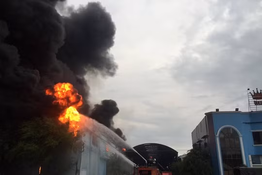 Video: Cháy lớn tại nhà máy sản xuất nệm Vạn Thành