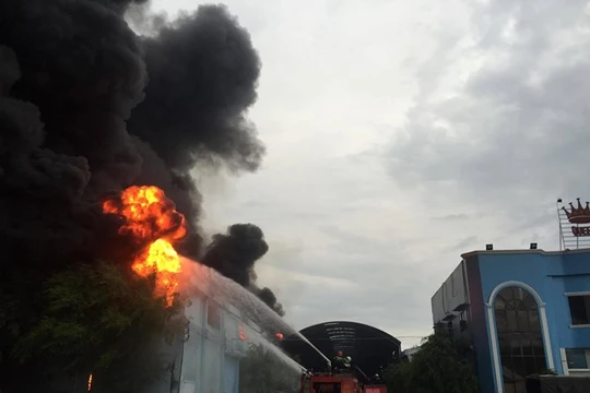 Video: Cháy lớn tại nhà máy sản xuất nệm Vạn Thành