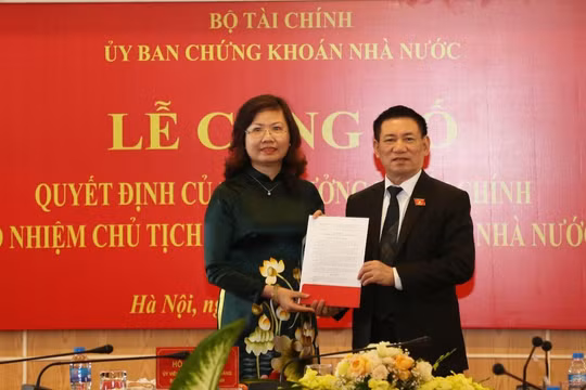 Bà Vũ Thị Chân Phương nhận quyết định bổ nhiệm chức vụ Chủ tịch UBCKNN