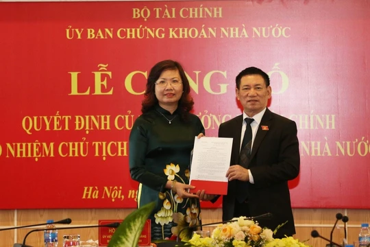 Bà Vũ Thị Chân Phương nhận quyết định bổ nhiệm chức vụ Chủ tịch UBCKNN