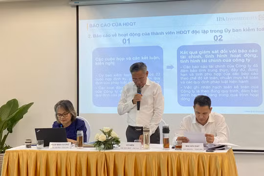 Đoàn Chủ tịch điều hành AGM 2023 của IPA. Lần lượt từ trái qua: Bà Phạm Minh Hương (Thành viên HĐQT), ông Vũ Hiền (Chủ tịch HĐQT) và ông Mai Hữu Đạt (Tổng giám đốc)