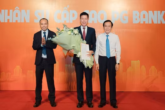 Tân Quyền Tổng giám đốc PG Bank Phạm Mạnh Thắng (giữa) và tân Chủ tịch HĐQT PG Bank Nguyễn Phi Hùng (trái). Ảnh: PG Bank