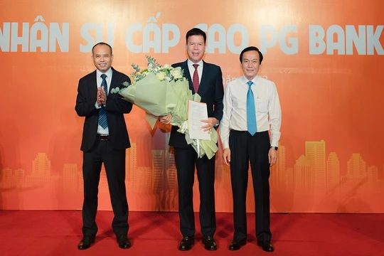 Tân Quyền Tổng giám đốc PG Bank Phạm Mạnh Thắng (giữa) và tân Chủ tịch HĐQT PG Bank Nguyễn Phi Hùng (trái). Ảnh: PG Bank