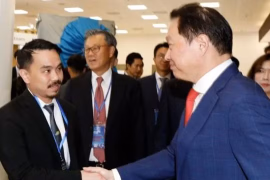 Chủ tịch SK Group Chey Tae-won và Tổng Giám đốc Tập đoàn Masan Danny Le (trái ảnh) bắt tay tại VIIE (Việt Nam International Innovation EXPO) ngày 28/10. Ảnh do SK Group cung cấp