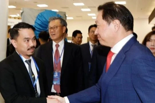 Chủ tịch SK Group Chey Tae-won và Tổng Giám đốc Tập đoàn Masan Danny Le (trái ảnh) bắt tay tại VIIE (Việt Nam International Innovation EXPO) ngày 28/10. Ảnh do SK Group cung cấp