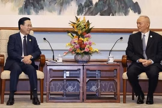 Chủ tịch nước Võ Văn Thưởng (trái) hội kiến Chánh Văn phòng Trung ương đảng Cộng sản Trung Quốc Thái Kỳ (Ảnh: TTXVN)