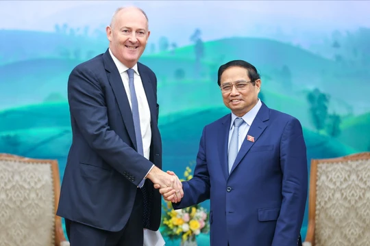 Thủ tướng Phạm Minh Chính tiếp Chủ tịch Tập đoàn John Swire & Sons (Anh) Guy Bradley - Ảnh: VGP