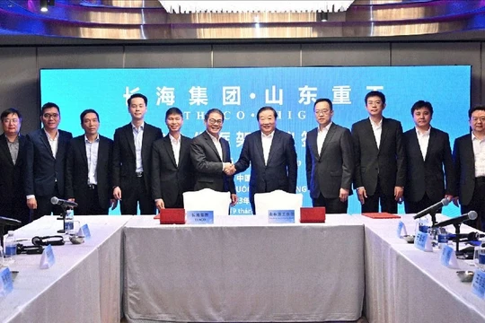 Ông Trần Bá Dương, Chủ tịch Thaco Group (trái) bắt tay Chủ tịch SHIG Tan Xuguang (Ảnh: weichai)