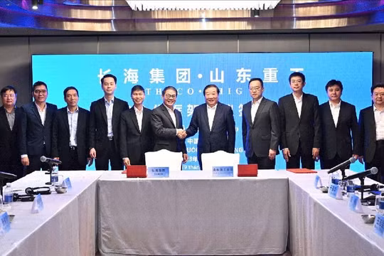 Ông Trần Bá Dương, Chủ tịch Thaco Group (trái) bắt tay Chủ tịch SHIG Tan Xuguang (Ảnh: weichai)