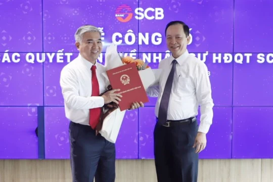 Ông Phan Đình Điền (trái) nhận quyết định giữ chức Chủ tịch HĐQT SCB (Ảnh: SBV)
