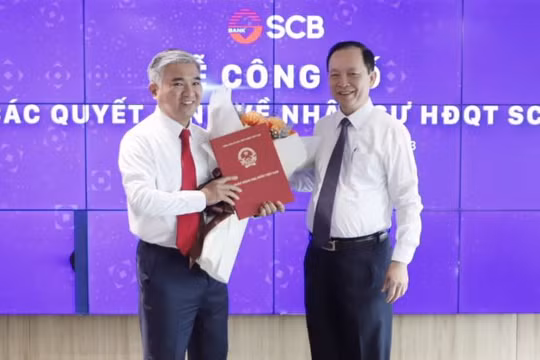 Ông Phan Đình Điền (trái) nhận quyết định giữ chức Chủ tịch HĐQT SCB (Ảnh: SBV)