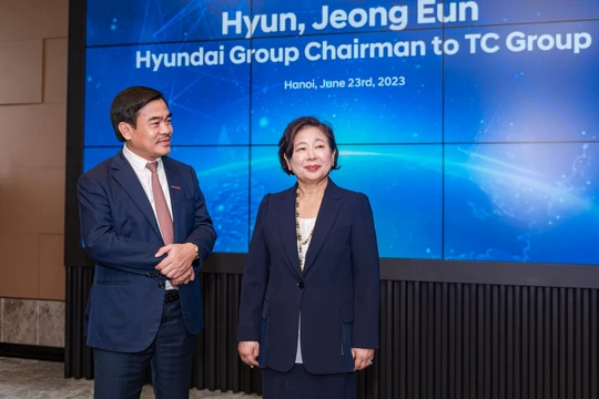 Chủ tịch TC Group Nguyễn Anh Tuấn (trái) và Chủ tịch Hyundai Group Hyun Jeong-Eun