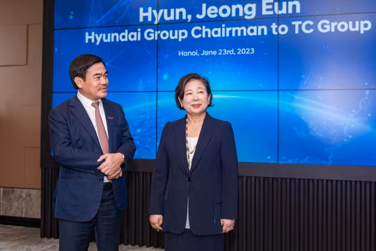 Chủ tịch TC Group Nguyễn Anh Tuấn (trái) và Chủ tịch Hyundai Group Hyun Jeong-Eun