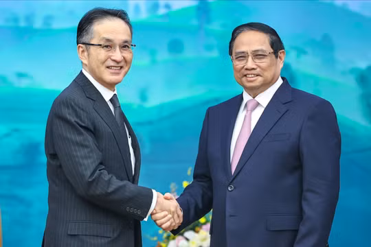 Ông Kakinoki Masumi, Tổng giám đốc, Giám đốc điều hành Tập đoàn Marubeni và Thủ tướng Phạm Minh Chính (Ảnh: VGP)