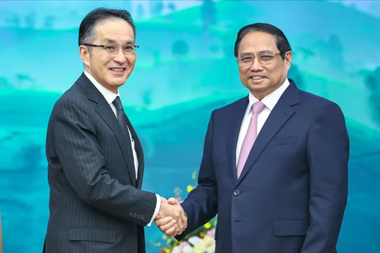 Ông Kakinoki Masumi, Tổng giám đốc, Giám đốc điều hành Tập đoàn Marubeni và Thủ tướng Phạm Minh Chính (Ảnh: VGP)