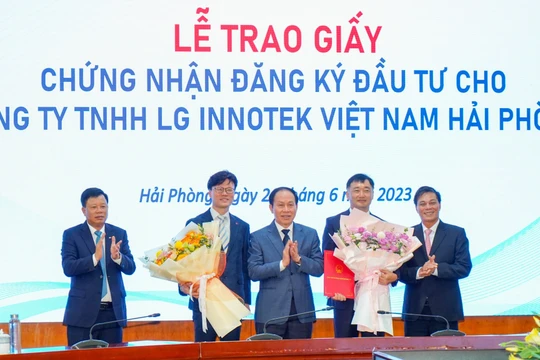 Lãnh đạo TP Hải Phòng trao giấy chứng nhận đăng ký đầu tư cho LG Innotek