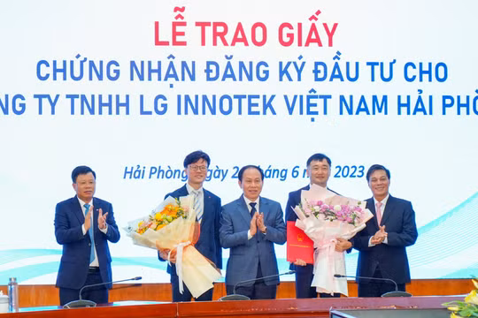 Lãnh đạo TP Hải Phòng trao giấy chứng nhận đăng ký đầu tư cho LG Innotek