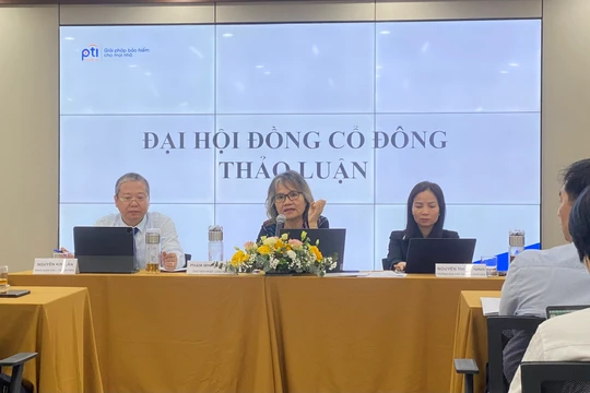 Bà Phạm Minh Hương - Chủ tịch HĐQT PTI - trao đổi với cổ đông tại ĐHĐCĐ thường niên năm 2023