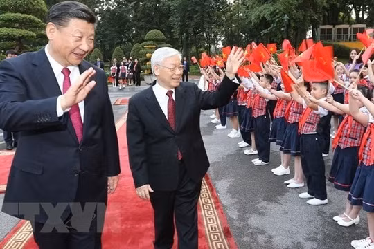 Thiếu nhi thủ đô Hà Nội vẫy chào Tổng Bí thư Nguyễn Phú Trọng và Tổng Bí thư, Chủ tịch Trung Quốc Tập Cận Bình tại lễ đón, ngày 12/11/2017. (Nguồn: TTXVN)