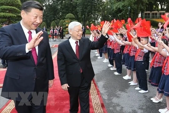 Thiếu nhi thủ đô Hà Nội vẫy chào Tổng Bí thư Nguyễn Phú Trọng và Tổng Bí thư, Chủ tịch Trung Quốc Tập Cận Bình tại lễ đón, ngày 12/11/2017. (Nguồn: TTXVN)