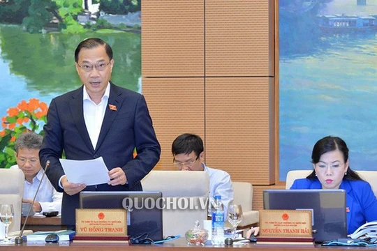 Chủ nhiệm Ủy ban Kinh tế Vũ Hồng Thanh trình bày báo cáo thẩm tra.
