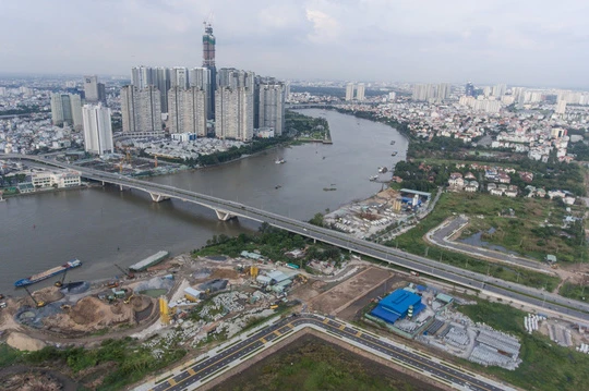 Trước nay, doanh nghiệp địa ốc thường được nhìn với con mắt không mấy thiện cảm, mặc định họ chỉ biết làm giàu nhờ chênh lệch địa tô. Song phải công bằng rằng khối doanh nghiệp bất động sản đã và đang đóng góp quan trọng vào quá trình phát triển của đất n