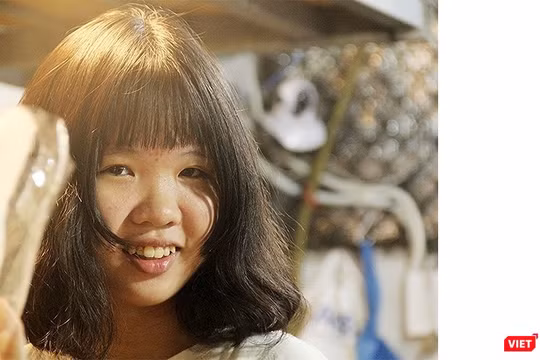 Nét e ấp của một cô chủ hàng hoa ở chợ hoa Hồ Thị Kỷ lúc nửa đêm khi có khách ghé qua.