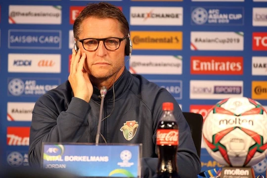 HLV Vital Borkelmans tại buổi họp báo - Ảnh: N.K (Tuổi trẻ)