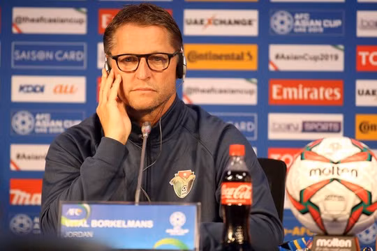 HLV Vital Borkelmans tại buổi họp báo - Ảnh: N.K (Tuổi trẻ)