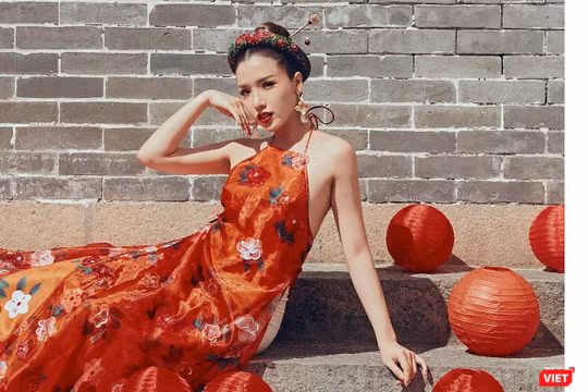 Á hậu Khánh Phương quyến rũ với sắc đỏ 