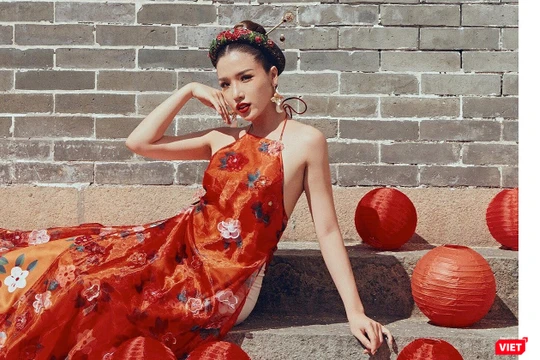 Á hậu Khánh Phương quyến rũ với sắc đỏ 