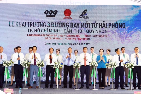 Thủ tướng Nguyễn Xuân Phúc, đại diện lãnh đạo UBND TP. Hải Phòng, Tập đoàn FLC và Hãng hàng không Bamboo Airways cắt băng khai trương 3 đường bay từ Hải Phòng đi Quy Nhơn, Tp. HCM, Cần Thơ.