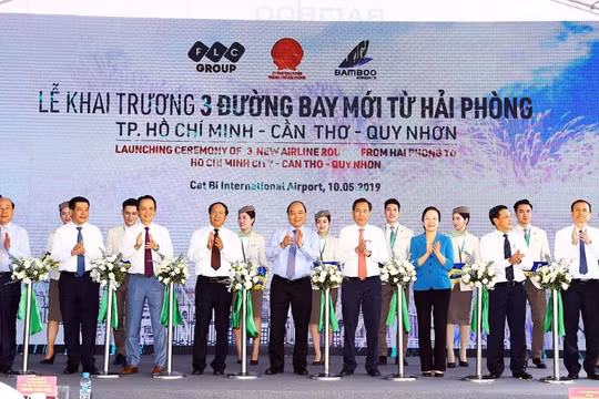 Thủ tướng Nguyễn Xuân Phúc, đại diện lãnh đạo UBND TP. Hải Phòng, Tập đoàn FLC và Hãng hàng không Bamboo Airways cắt băng khai trương 3 đường bay từ Hải Phòng đi Quy Nhơn, Tp. HCM, Cần Thơ.