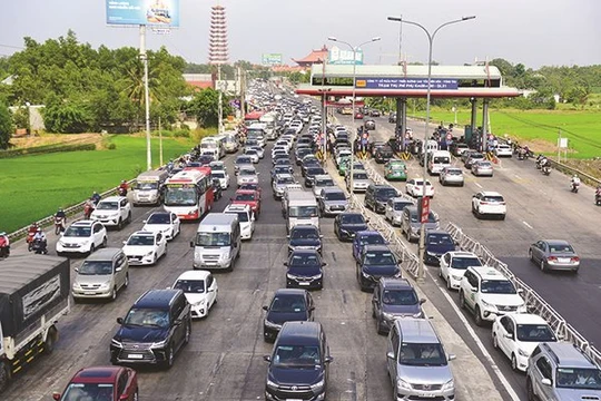 Trạm thu phí quốc lộ 51 Long Thành - Đồng Nai. Ảnh: HỒNG LAM