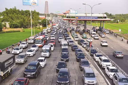 Trạm thu phí quốc lộ 51 Long Thành - Đồng Nai. Ảnh: HỒNG LAM