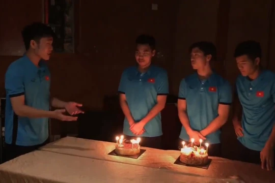 Bữa tiệc sinh nhật của Phạm Đức Huy trong đêm kỳ diệu 20/1/2019. Đêm nay, khi thổi nến "hoàng tử bánh gấu" sẽ ước gì???