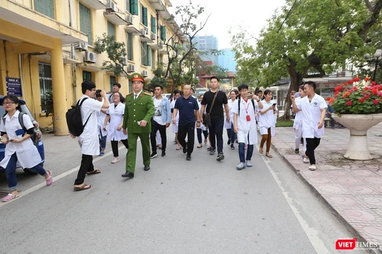 Ông Park Hang Seo trong sự chào đón của các thầy thuốc và bệnh nhân.