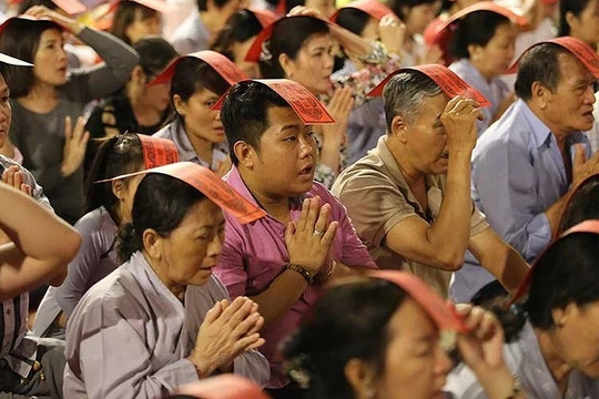 Dòng người đổ về một ngôi chùa để thực hiện nghi lễ "dâng sao giải hạn" ngày đầu Xuân Kỷ Hợi 2019 (Nguồn: VTV) 